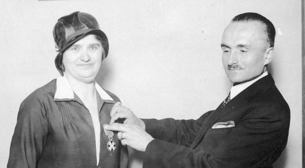  Dekoracja prezeski Korpusu Pomocniczego Stowarzyszenia Weteranów Armii Polskiej w Ameryce w Chicago Agnieszki Wisły Srebrnym Krzyżem Zasługi przez Aleksandra Szczepańskiego w 1929 r.  