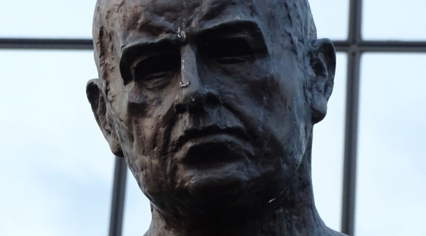  Głowa pomnika Stefana Starzyńskiego ustawionego na placu Bankowym w Warszawie.  
