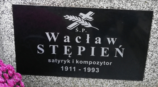  Grób Wacława Stępnia (1911-1993), satyryka i kompozytora, na Cmentarzu Czerniakowskim w Warszawie.  