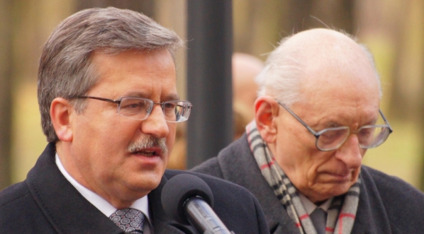  Odsłonięcie tablicy upamiętniającej Jana Nowaka-Jeziorańskiego przed jego domem przy ul. Czerniakowskiej 178a w Warszawie 11.11.2010 r.  