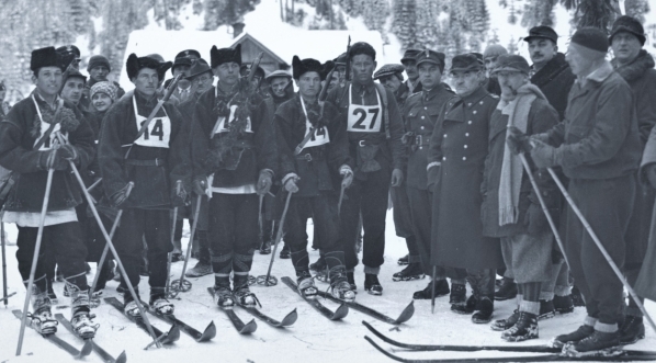  Drużyna Hucułów na mecie marszu szlakiem huculskim II Brygady Legionów w otoczeniu przedstawicieli władz wojskowych i cywilnych 18.02.1934 r.  