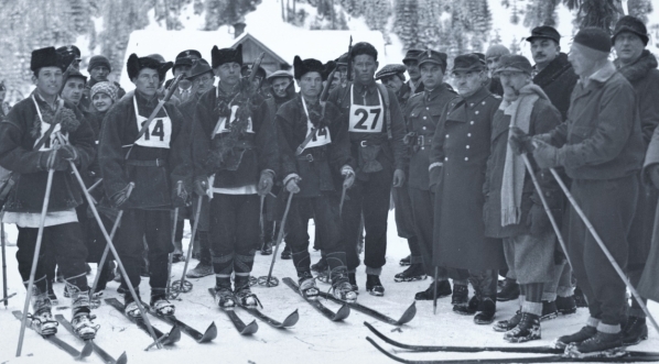  Drużyna Hucułów na mecie marszu szlakiem huculskim II Brygady Legionów w otoczeniu przedstawicieli władz wojskowych i cywilnych 18.02.1934 r.  