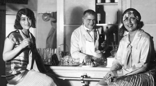  Scena z komedii „Codziennie o piątej” Maurice'a Hennequina i Pierre'a Vebera w Teatrze Letnim w Warszawie w 1925 r.  