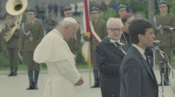  Powitanie papieża Jana Pawła II na lotnisku Okęcie w Warszawie rozpoczynające II pielgrzymkę do Polski, 16.03.1983 r.  