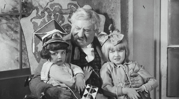  Mieczysław Frenkiel jako dziedzic Józef Czarski, ojciec Reny w towarzystwie dzieci w filmie na Sybir" z 1930 roku.  