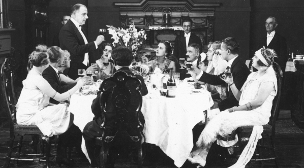  Scena z filmu "Wampiry Warszawy" z 1925 roku.  