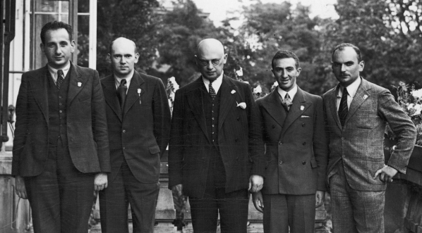  Drużyna polskch szachistów na Olimpiadzie szachowej o Puchar Hamilton-Russell w Warszawie w sierpniu 1935 roku.  