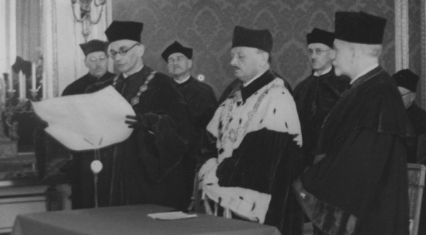  Uroczystość nadania tytułu doktora chemii honoris causa wydziału matematyczno-przyrodniczego Uniwersytetu Warszawskiego Prezydentowi RP Ignacemu Mościckiemu na Zamku Królewskim w Warszawie 28.05.1936 roku.  