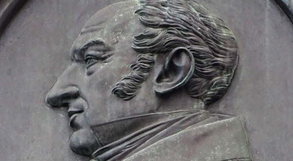  Medalion z portretem Floriana Straszewskiego z jego pomnika na krakowskich Plantach.  