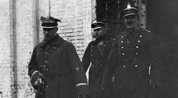  Gen. Juliusz Tadeusz Tarnawa-Malczewski oraz dowódca 1 DAK płk Władysław Surmacki zwiedzają stajnie 2 baterii  w koszarach 1 Dywizjonu Artylerii Konnej, 6.02.1926 r.  