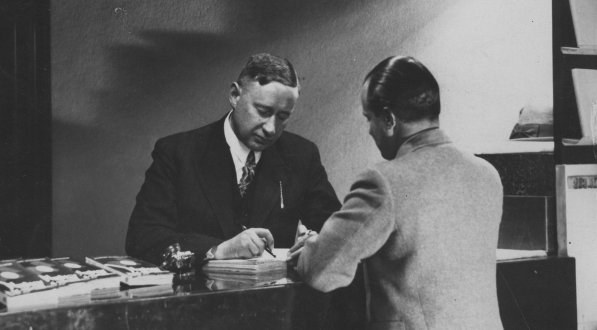  Zygmunt Nowakowski podczas podpisywania swoich książek w sklepie Wiadomości Literackich w Warszawie w maju 1933 roku.  