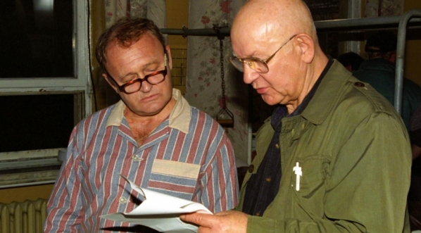  Aktor Maciej Damięcki i reżyser Jan Łomnicki na planie serialu "Dom" w 1996 roku.  