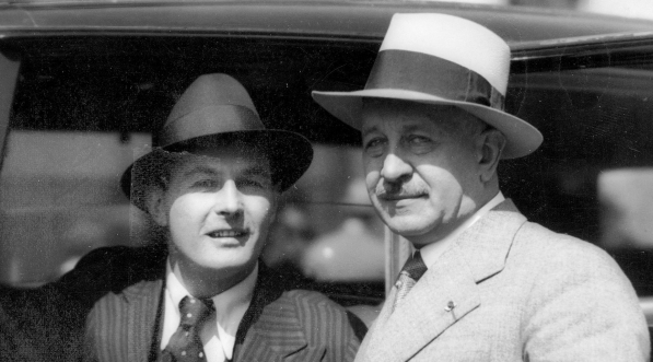  Kornel Makuszyński (z prawej) z Janem Kiepurą w 1933 r.  