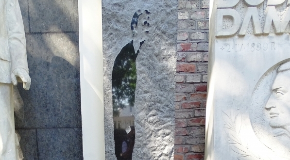  Grób Wojciecha Młynarskiego w Alei Zasłużonych na cmentarzu Powązkowskim w Warszawie.  