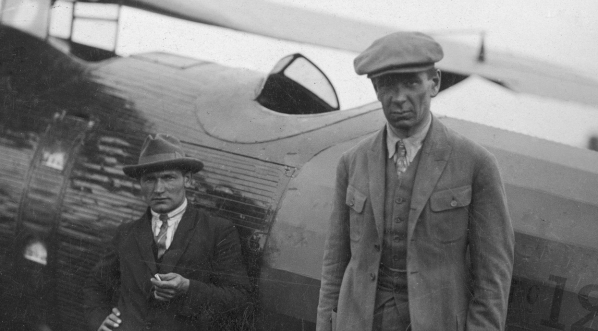  Pułkownik Ludomił Rayski i mechanik sierżant Leon Kubiak po powrocie z lotu dookoła Morza Śródziemnego przy samolocie Breguet XIX w 1925 r.  
