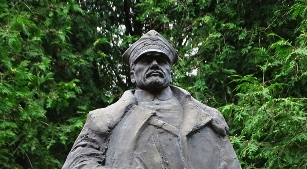  Pomnik Józefa Hallera obok kaplicy pod wezwaniem Matki Boskiej Zwycięskiej na cmentarzu Poległych w Bitwie Warszawskiej  w Ossowie.  