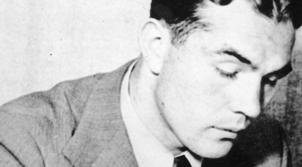  Bokser Henryk Chmielewski podpisuje kontrakt na walki w hali sportowo-widowiskowej Madison Square Garden w Nowym Jorku, 1937 r.  