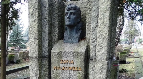  Grób Zofii Nałkowskiej w Alei Zasłużonych na Wojskowych Powązkach w Warszawie.  