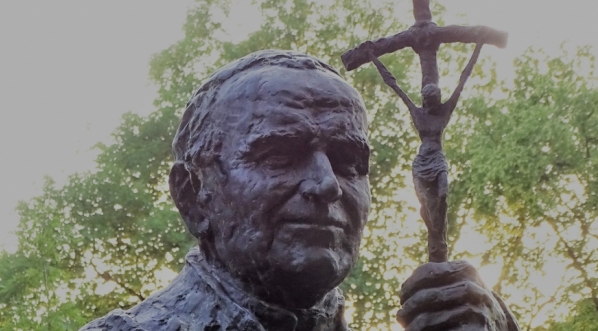  Pomnik Jana Pawła II w parku Jordana w Krakowie.  