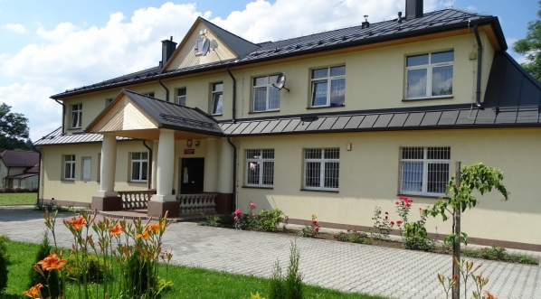  Budynek Szkoły Podstawowej im. Stanisława Wyspiańskiego w Stróży, w którym w lecie 1913 roku mieściła się Oficerska Szkoła Strzelecka, kształcąca kadrę dla przyszłego wojska polskiego.  