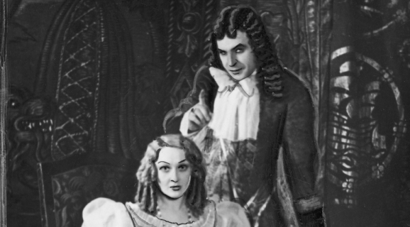  Jadwiga Zaklicka i Władysław Surzyński w przedstawieniu „Szklanka wody” Eugeniusza Scribe'a w Teatrze Ziemi Pomorskiej w Toruniu w 1937 roku.  