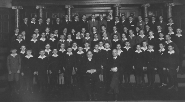  Chór szkolny Państwowego Gimnazjum im. Marii Magdaleny w Poznaniu w kwietniu 1930 roku.  