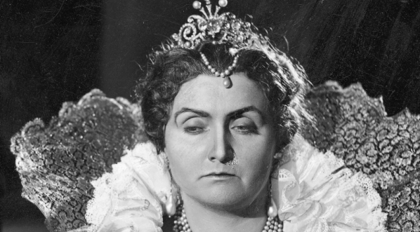  Leokadia Pancewicz-Leszczyńska jako królowa Elżbieta w przedstawieniu „Maria Stuart” Fryderyka Schillera w Teatrze Narodowym w Warszawie w 1934 r.  