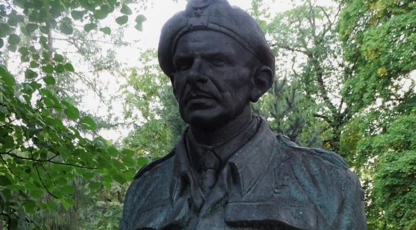  Pomnik generała Stanisława Sosabowskiego w parku Jordana w Krakowie.  
