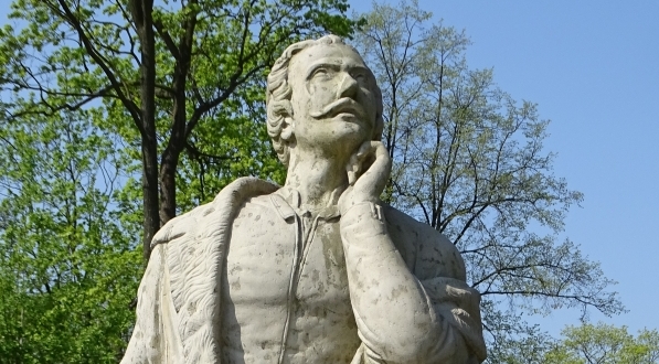  Pomnik Jana Kochanowskiego przy wejściu do Gaju Akademosa w Parku Wilanowskim.  