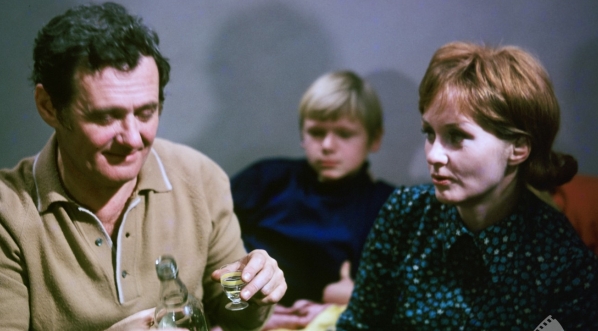  Scena z filmu Jerzego Ziarnika "Kłopotliwy gość" (1971).  