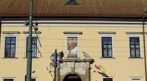 Widok na tzw. "okno papieskie" w Pałacu Arcybiskupim w Krakowie.  