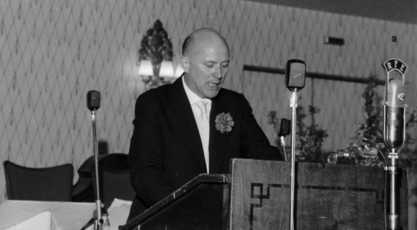  Jan Nowak-Jeziorański przemawia podczas uroczystości 10. rocznicy emisji pierwszego programu Rozgłośni Polskiej Radia Wolna Europa, 3.05.1962 r.  