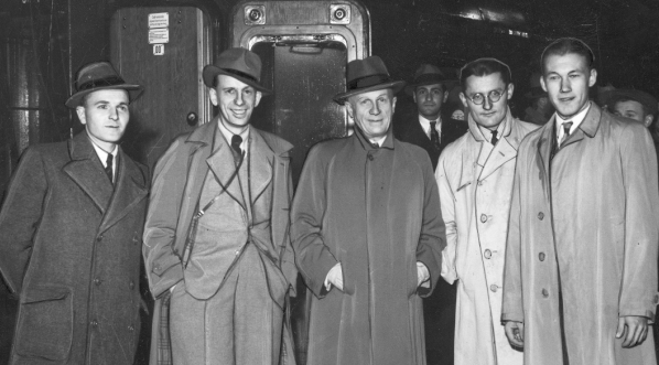  Uczestnicy wyprawy w góry Andy przed wyjazdem na dworcu w Warszawie w październiku 1936 r.  