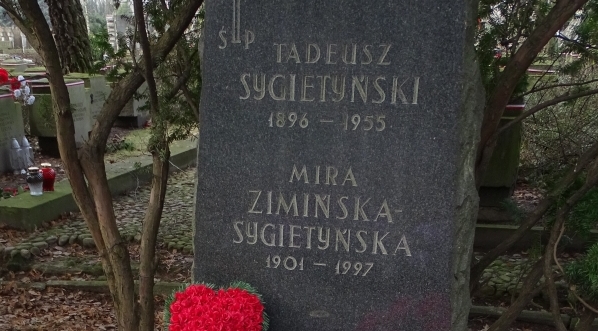  Grób Tadeusz Sygietyńskiego i jego żony Miry Zimińskiej-Sygietyńskiej na Wojskowych Powązkach w Warszawie.  