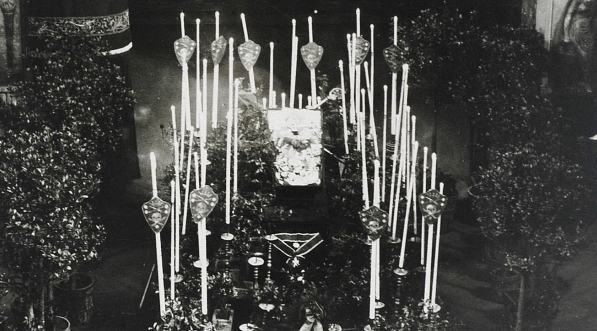  Ciało arcybiskupa Józefa Bilczewskiego na katafalku w katedrze lwowskiej.  