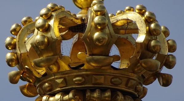  Korona królewska na szczycie Bramy Koronnej Zwingeru w Dreźnie.  