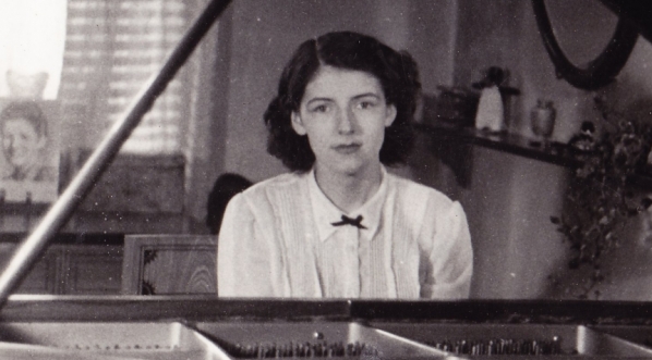  Julitta Sleńdzińska przy fortepianie.  
