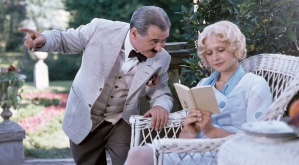  Bronisław Pawlik i Grażyna Barszczewska w filmie Marka Nowickiego i Jana Rybkowskiego "Kariera Nikodema Dyzmy" z 1980 roku.  