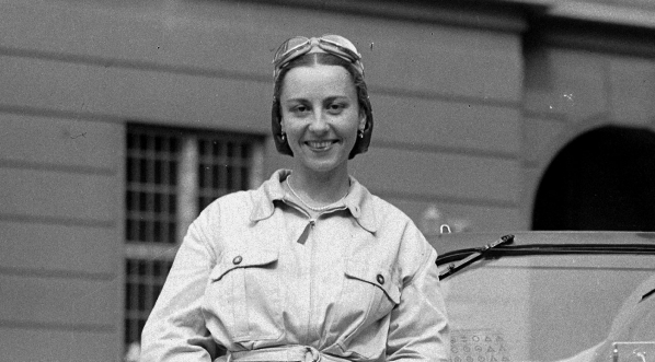 Krystyna Ankwicz-Szyjkowska w stroju sportowym, przy samochodzie marki Skoda.  