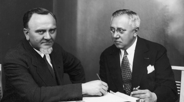  Dyrektorzy Teatru Polskiego w Poznaniu Bolesław Szczurkiewicz i Teofil Trzciński (z lewej) podczas pracy.  