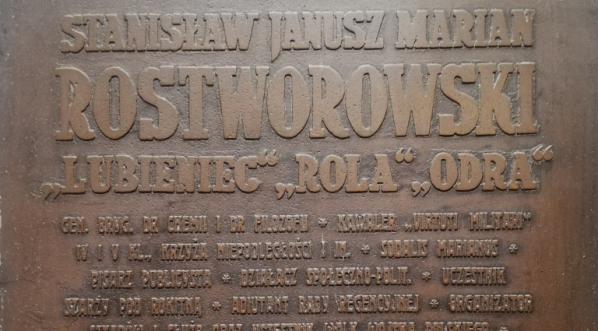  Tablica ku czci Gen. Stanisława Rostworowskiego w Katedrze Polowej WP w Warszawie.  