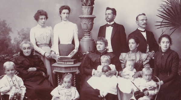  Kazimierz Sadłowski w otoczeniu rodziny.  