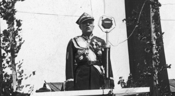  Inspektor armii generał Leon Berbecki przemawiający przed defiladą na ogólnopolskim zlocie Towarzystwa Gimnastycznego "Sokół" w Katowicach w czerwcu 1937 roku.  