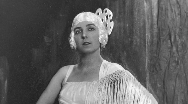  Halina Szmolcówna w stroju scenicznym.  