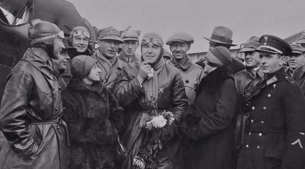  Powitanie kapitana Bolesława Orlińskiego w 5 pułku lotniczym w Lidzie po powrocie z lotu Warszawa-Tokio w 1926 r.  