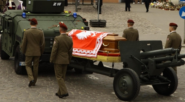  Kondukt żałobny z trumną Prezydenta RP Lecha Kaczyńskiego w drodze na Wawel 18.04.2010 r. .  