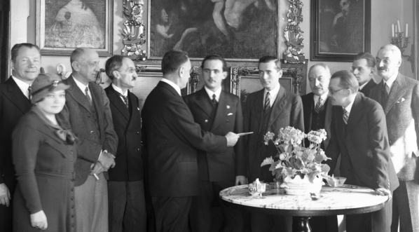  Wręczenie nagród laureatom konkursu dramatycznego w Krakowie w marcu 1935 roku.  