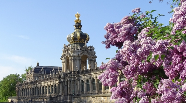  Zwinger w Dreźnie z widoczną Bramą Koronną zwieńczoną polskimi orłami i koroną królewską.  