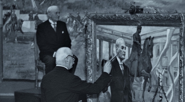 Prezydent Ignacy Mościcki podczas pozowania do portretu w pracowni artysty malarza Wojciecha Kossaka w Warszawie w 1934 r.  