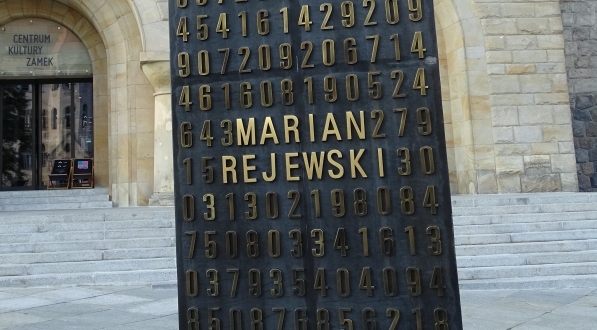  Pomnik kryptografów przed Zamkiem Cesarskim w Poznaniu.  